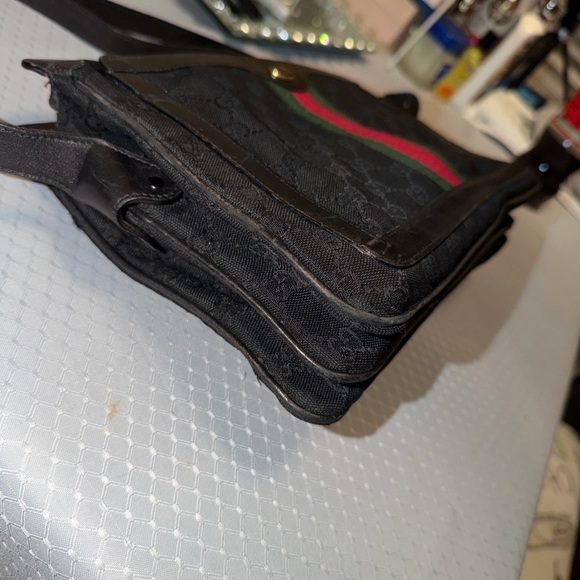 Vintage Gucci Sherry Shoulder Bag with Red and Green Stripe adjustable strap. - Picture 4 of 12